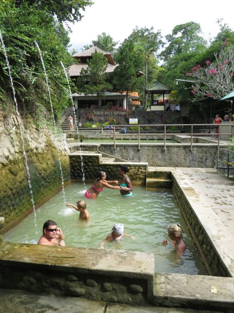 Altaita oli kolme, joissa kaikissa eri lämpöistä vettä. Kuumimmassa altaassa ei kauaa viihtynyt