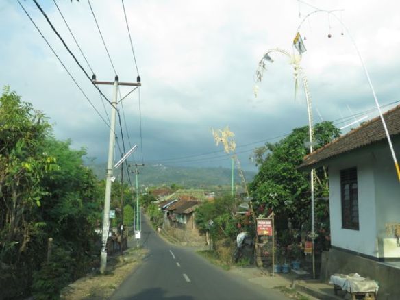 Mukava oli ajella kauniissa vuoristomaisemissa. Matkaa hotellilta Banjariin oli linnuntietä n. 30 km, vuoristotietä n. 60 km ja matkaan kului kolme tuntia. Emme siis lähteneet enää ajamaan tulivuorille.