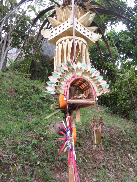 Tienvarret ovat täynnä näitä pieniä alttareita ja muita koristuksia