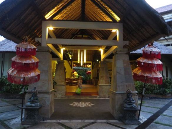 Takaisin hotellille, sisääntuloaula