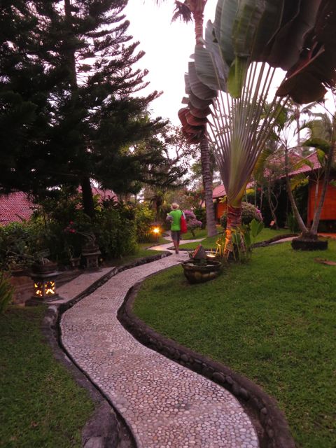 Hotellin kaunista ja tosi hyvin hoidettua puutarhaa