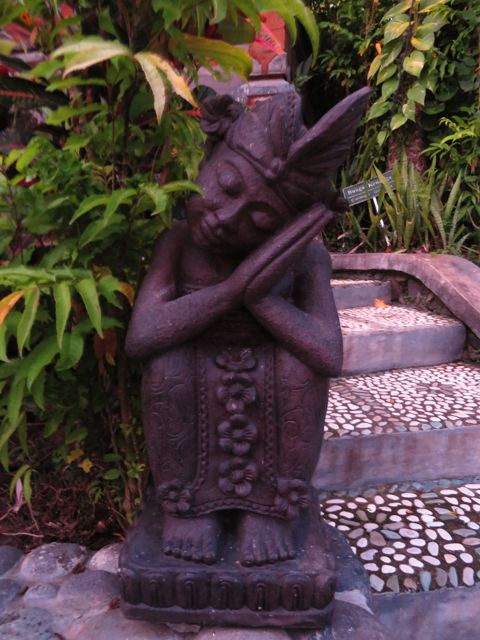 Yksi lukuisista puutarhan pikku patsaista