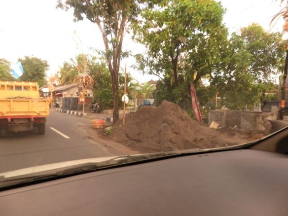 Kaduille oli välillä kipattu maakasoja keskelle ajokaistaa...