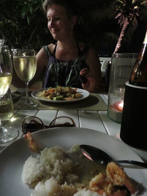 Kulinaristisia nautintoja hotellin ravintolassa illan pimettyä