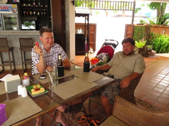 Lisää vanhoja ystäviä! Myös Riikka ja Hannu lapsineen lomailivat Hua Hinissä samaan aikaan