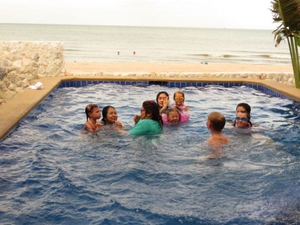 Thaimaalainen tyttöporukka sai meidän lapsista uimaseuraa