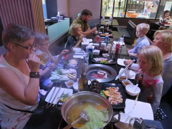 Shoppailupäivän lounaalla yhdessä monista Market Village -ostarin shabu-sushi -ravintoloista