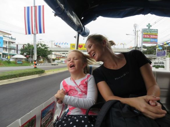 Vauhdin huumaa lempparikulkuvälineessämme eli Tuk-Tukissa