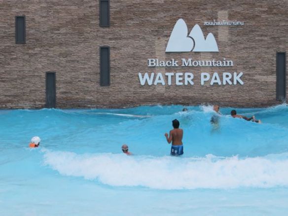 Vietimme koko poppoolla päivän meille ennestään tutussa Black Mountain Water Parkissa