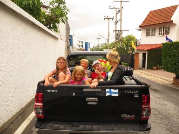 Thai-tyylillä kolme perhettä matkalaukkuineen mahtui aivan vaivatta yhteen pick-upiin!