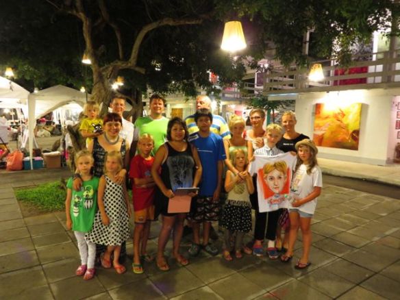 Koko Suomi-porukka koossa Cicada night marketilla