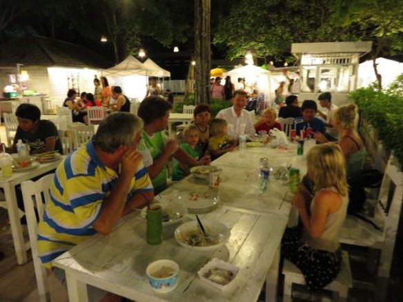 Tutustumassa markkinoiden valtaisaan ruokatarjontaan