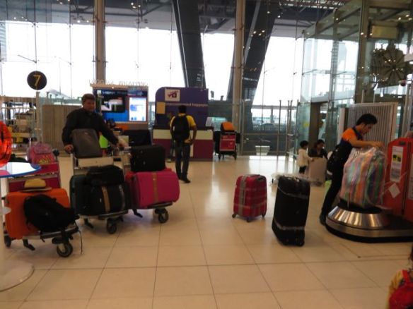 Osa laukuista käärittiin kelmuun, koska emme luottaneet täyteen pakattujen laukkujen vetoketjujen kestävyyteen...