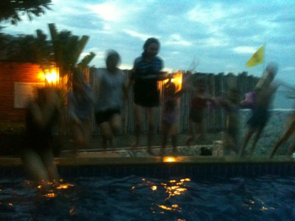 Tuntikausien leikit sujuivat hienosti eri ikäisten kanssa ilman yhteistä kieltä