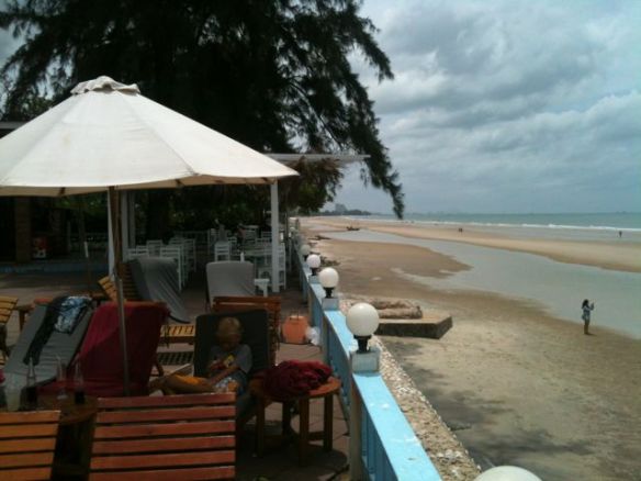 Nousiveden aikaan Chom View:n kohdalla ranta on veden vallassa, mutta laskuveden aikaan hyvä kävellä -tai vaikka ratsastaa!