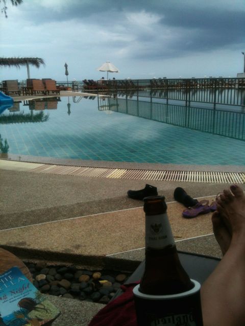 Kirjanlukuhetki uima-altaalla