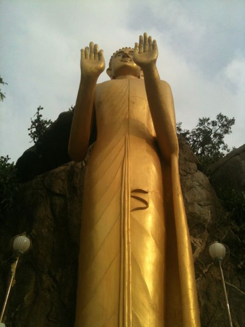 Kaunis Buddha-patsas vartioi vuorta